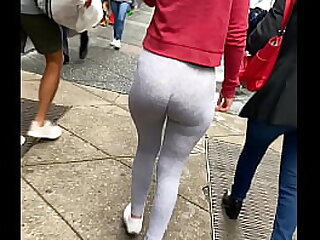 Candid perfect bubble ass teen in grey tight leggigns