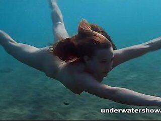 Julia es nadar bajo el agua desnuda en el mar