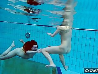 뜨거운 러시아어 여자 수영장에서 수영
