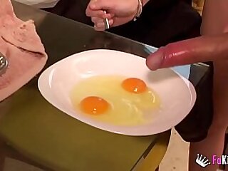 Айнара lubi jeść spermy omlety na śniadanie