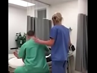 Caiu Na Net Enfermeira Milf Mostrando A Buceta e Brincando no Consultó_rio